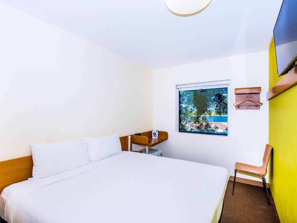 Postel nebo postele na pokoji v ubytování ibis Budget Sydney Olympic Park