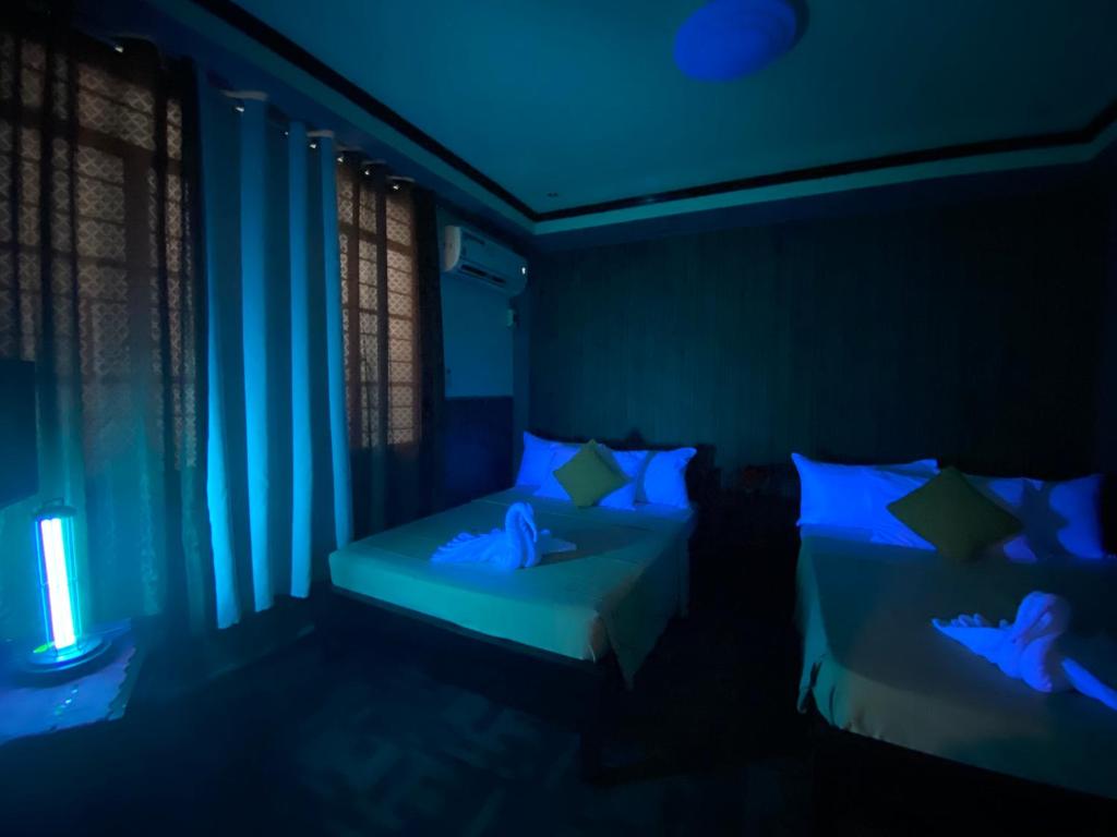 Postel nebo postele na pokoji v ubytování Amax Inn Makati