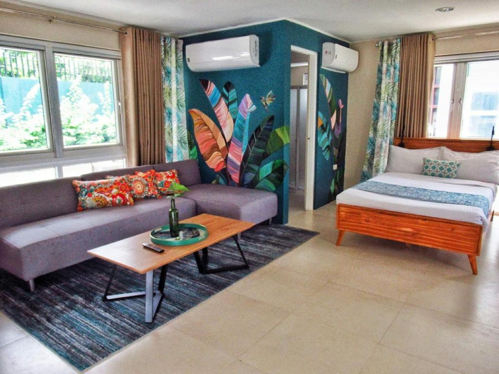 Postel nebo postele na pokoji v ubytování Hotel Kimberly Tagaytay