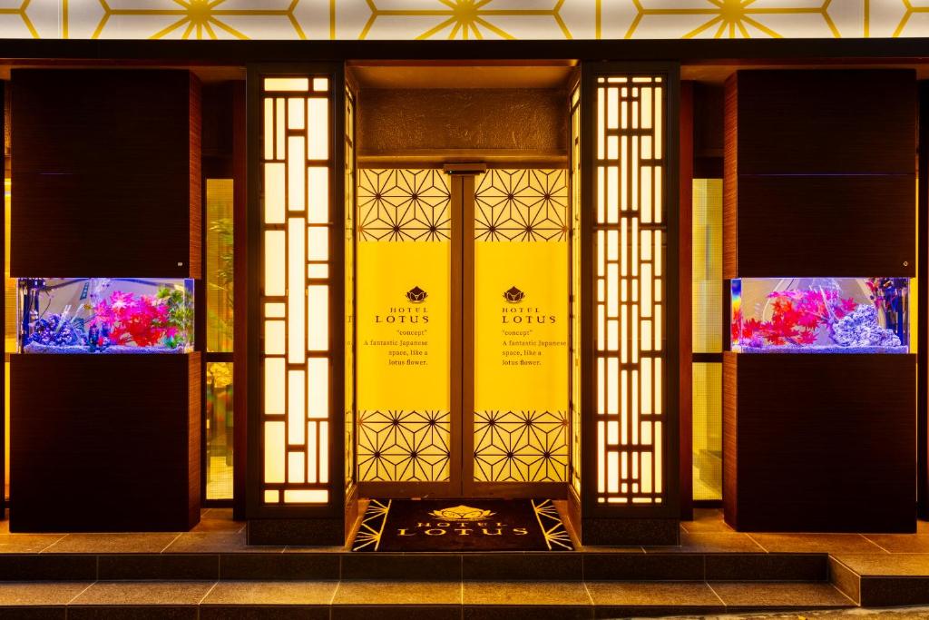 einen Eingang zu einem Gebäude mit gelber Tür in der Unterkunft HOTEL Lotus Shibuya (Adult Only) in Tokio
