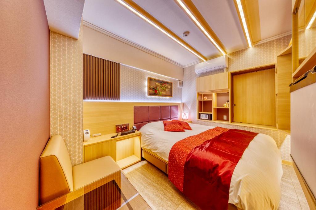 Postel nebo postele na pokoji v ubytování HOTEL Lotus Shibuya (Adult Only)