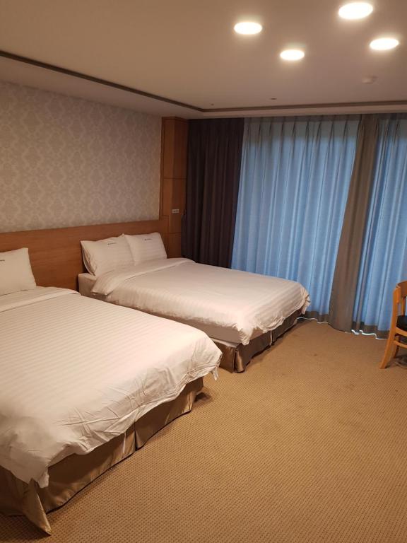 Postel nebo postele na pokoji v ubytování YangYang International Airport Hotel