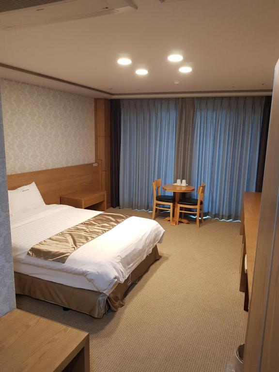 Postel nebo postele na pokoji v ubytování YangYang International Airport Hotel