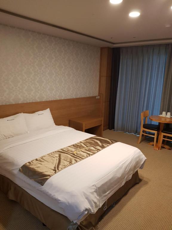 Postel nebo postele na pokoji v ubytování YangYang International Airport Hotel