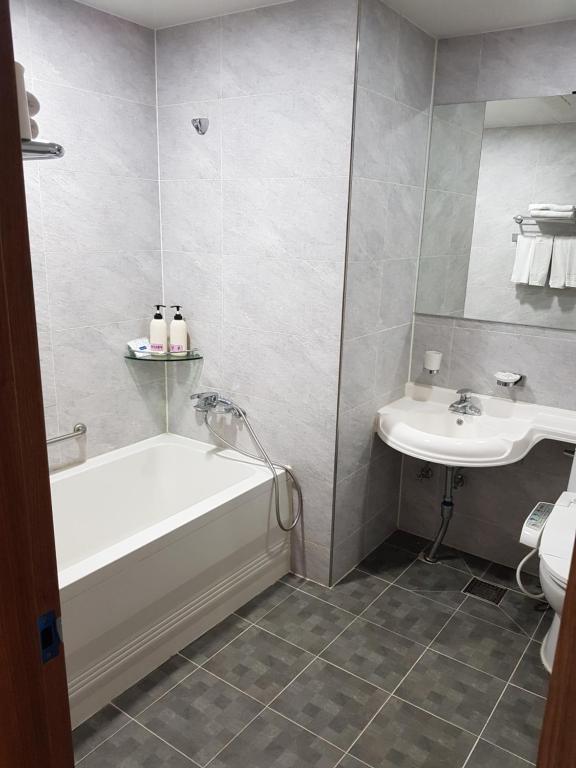 Koupelna v ubytování YangYang International Airport Hotel