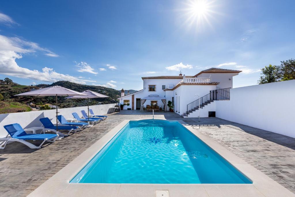 Almogía的住宿－Casa Mari，别墅后院的游泳池