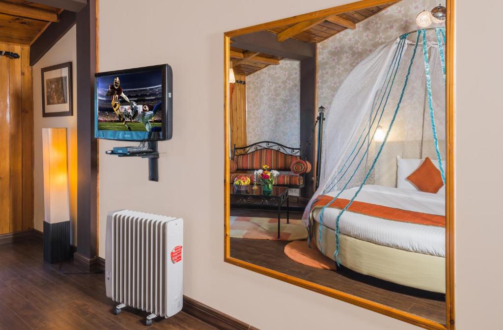 TV a/nebo společenská místnost v ubytování Honeymoon Inn Manali
