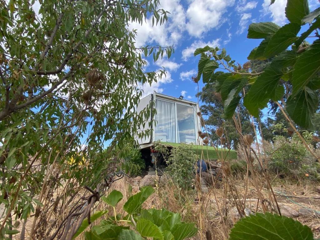 una casa en la cima de una colina con una ventana en suite truck- Natura Eco farm, en Natur