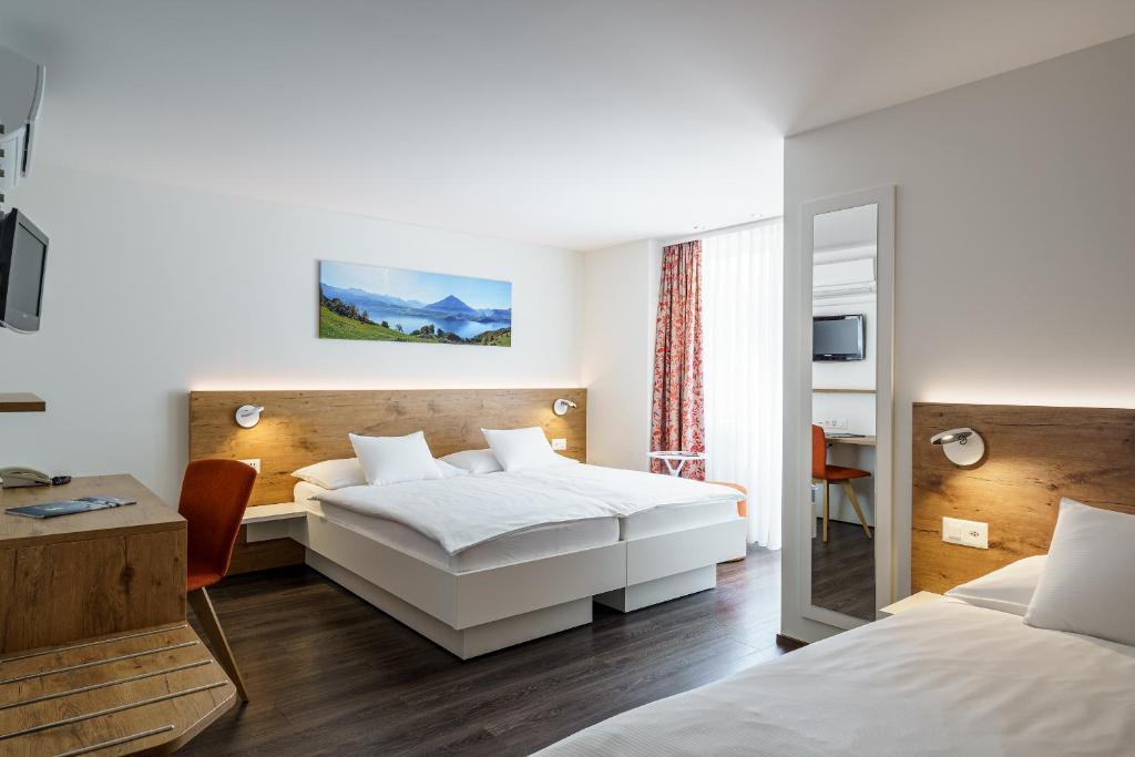 Postel nebo postele na pokoji v ubytování Hotel Bernerhof