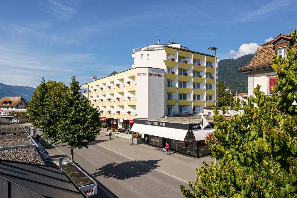 Blick auf ein Gebäude auf einer Straße in einer Stadt in der Unterkunft Hotel Bernerhof in Interlaken