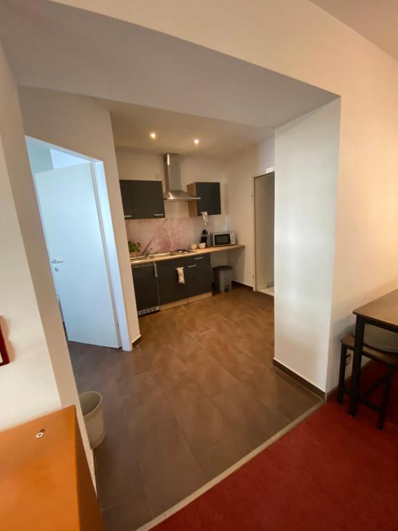A kitchen or kitchenette at Bed & Rooms, Wörgl