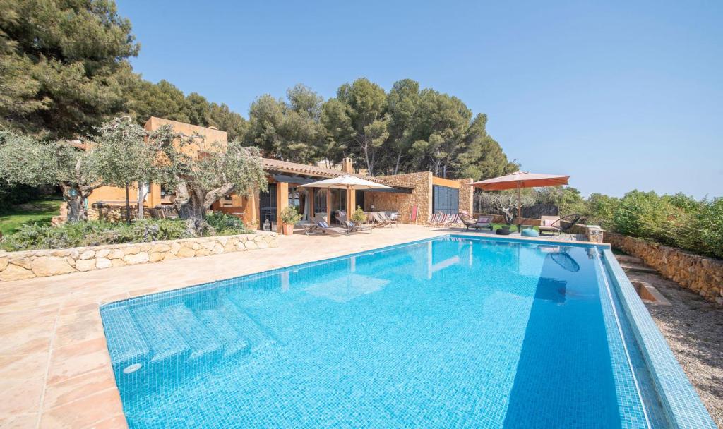 una imagen de una piscina en una villa en TarracoHomes, TH112 Sunrise Villa, en Altafulla