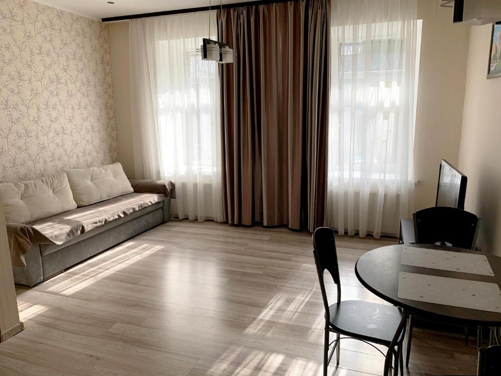 ein Wohnzimmer mit Couch und Tisch in der Unterkunft Excellent apartment in the center of Odessa in Odessa
