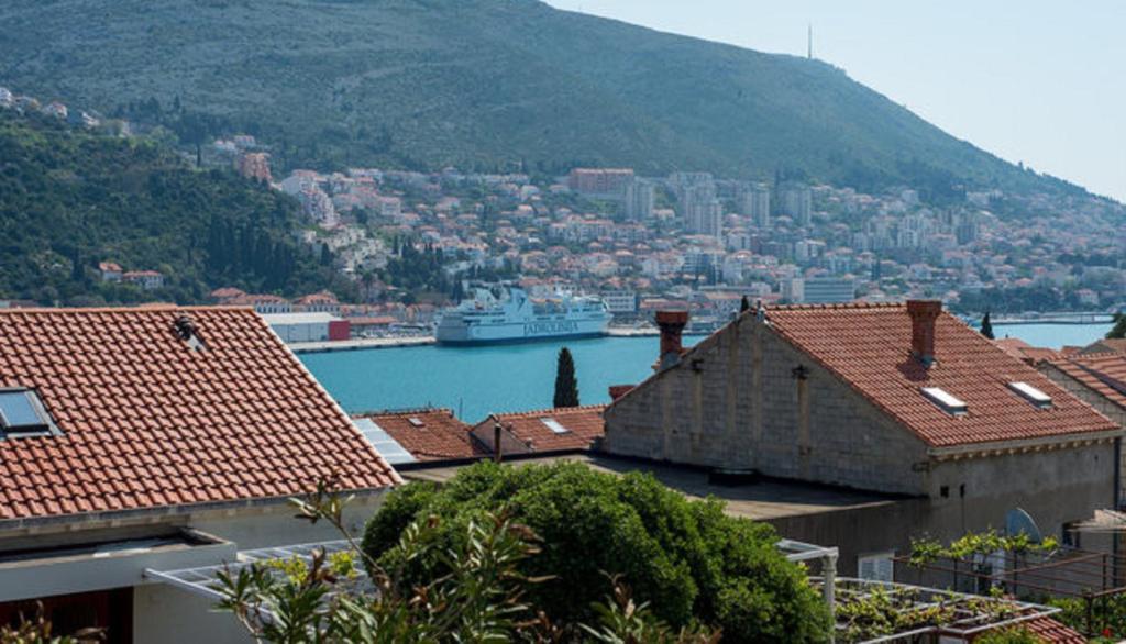 - Vistas a una ciudad con un barco en el agua en Guest House Mrdalo, en Dubrovnik