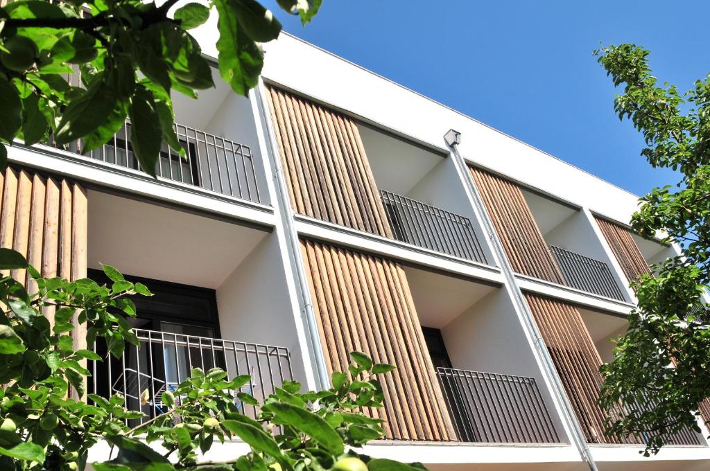 un edificio de apartamentos con balcones y árboles en ...mein Graml, en Bad Füssing