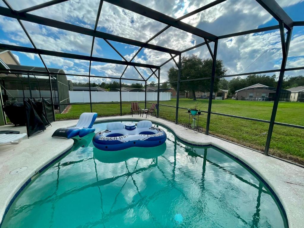 Grand Family House with Private Pool near Disney Parks, Davenport