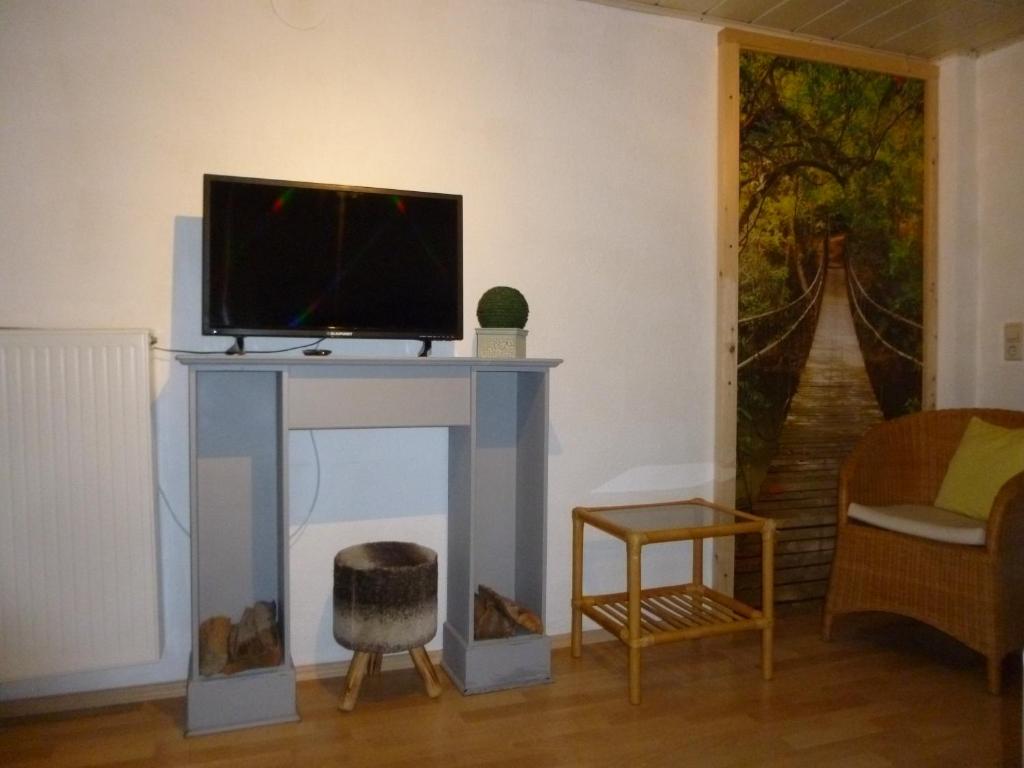 ein Wohnzimmer mit einem TV auf dem Tisch in der Unterkunft Herberge in Markdorf