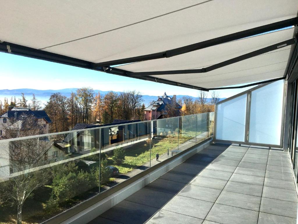 a balcony with a view of the mountains at Apartman Wawa in Vysoke Tatry - Stary Smokovec