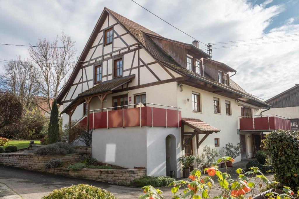 a house with a gambrel roof at Ferienwohnung Nr 1 in Deggenhausertal