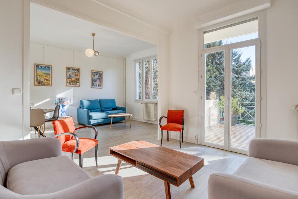 un salon avec des chaises et une table dans l'établissement IMMOGROOM - EXCLUSIVE - Terrace - Amazing quiet place - Wifi, à Cannes
