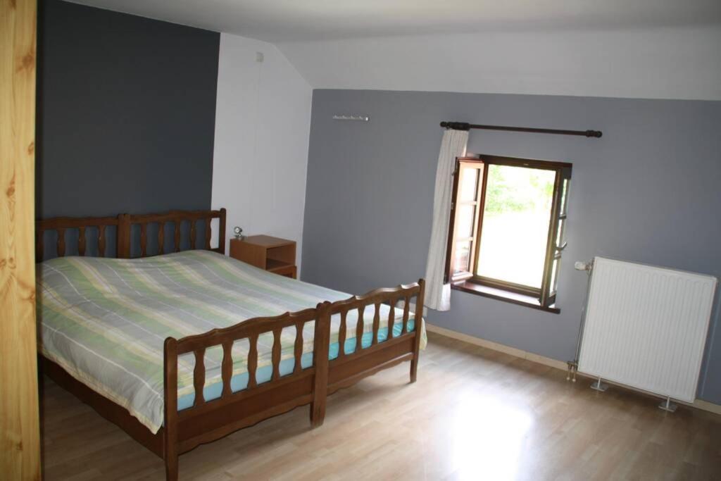 1 dormitorio con cama y ventana en Studio privatif au centre de Lobbes en Lobbes
