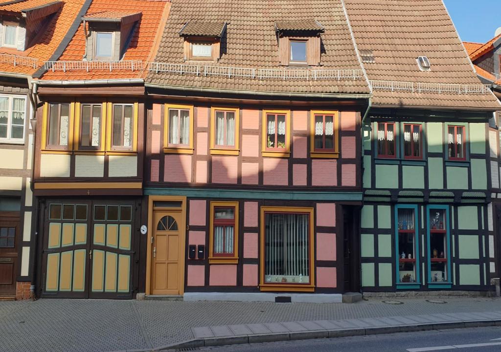 een kleurrijk gebouw met veel ramen bij Ferienwohnung Schöne Ecke in Wernigerode