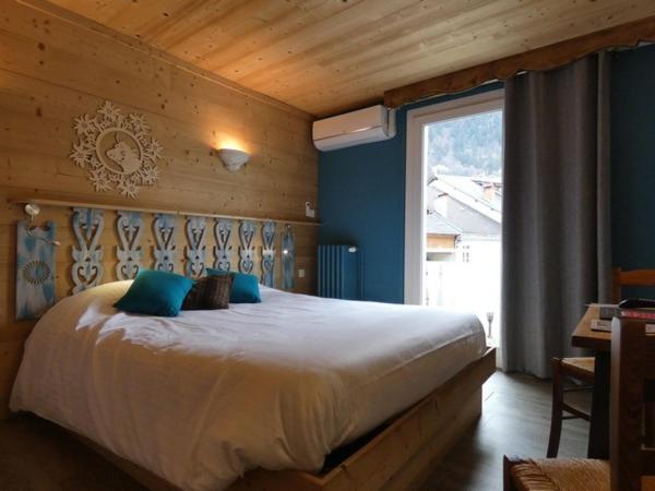Postel nebo postele na pokoji v ubytování Hôtel Du Midi