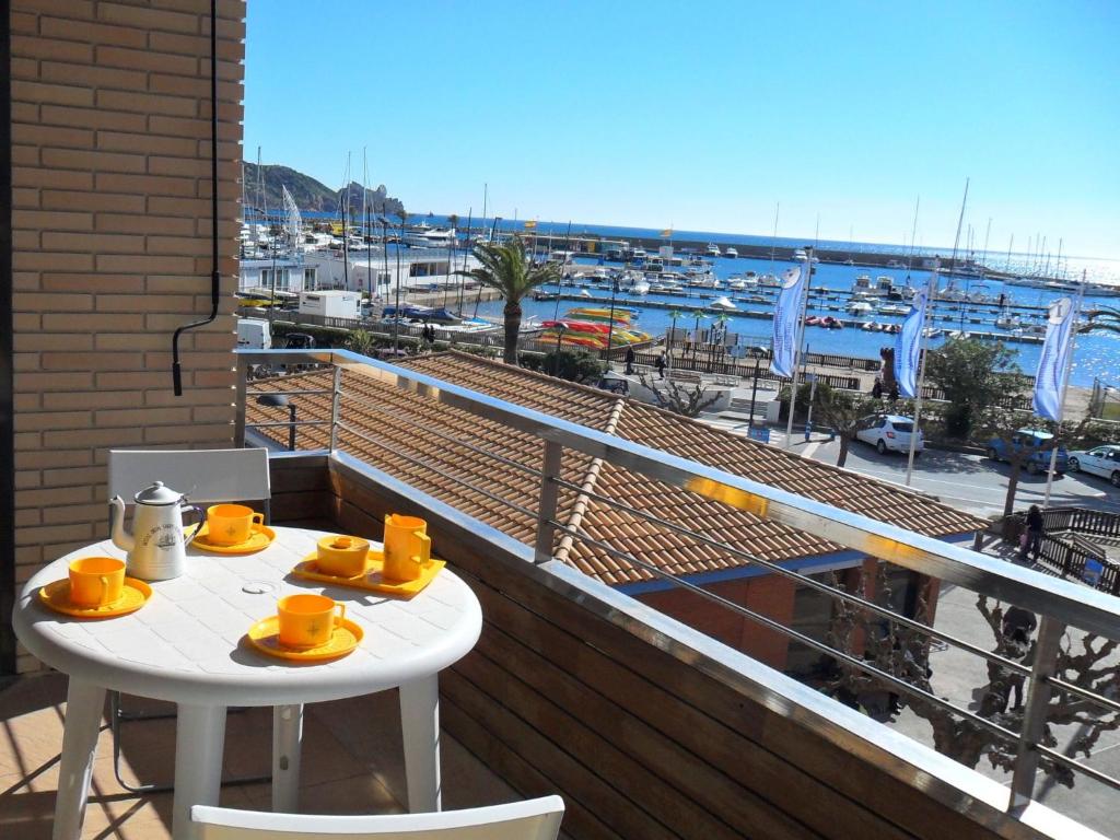 una mesa en un balcón con vistas al puerto deportivo en Apartment La Platja by Interhome, en L'Estartit