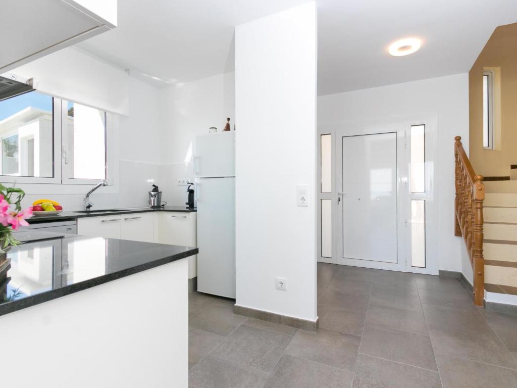 Kuchyňa alebo kuchynka v ubytovaní Holiday Home Jeroni Pau by Interhome