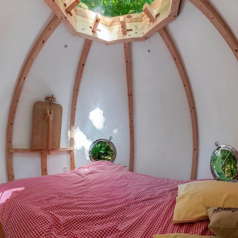 Postel nebo postele na pokoji v ubytování L'Arbre à Cabane
