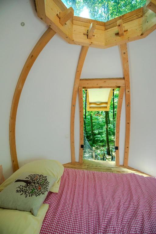 Postel nebo postele na pokoji v ubytování L'Arbre à Cabane