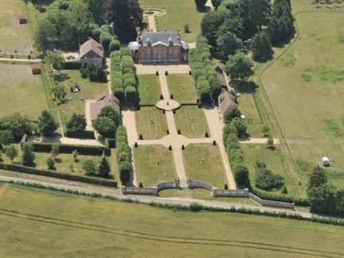 eine Luftansicht eines großen Anwesens mit einem Haus in der Unterkunft Chateau d' Emalleville in Émalleville