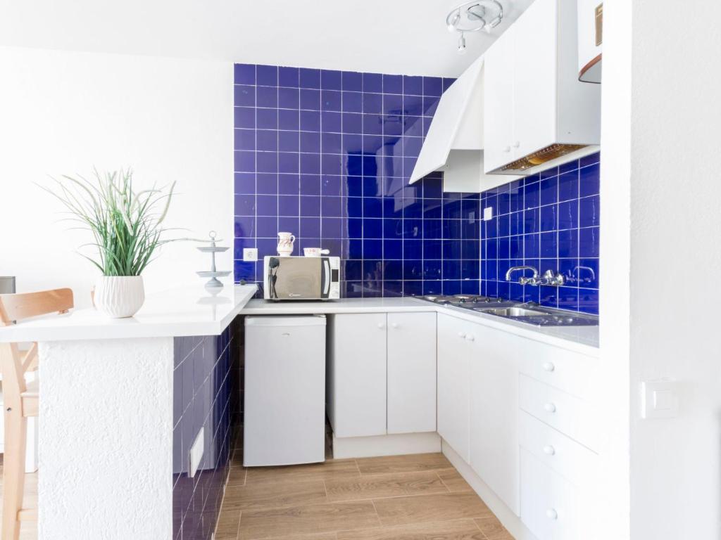Kuchyňa alebo kuchynka v ubytovaní Studio Symar by Interhome