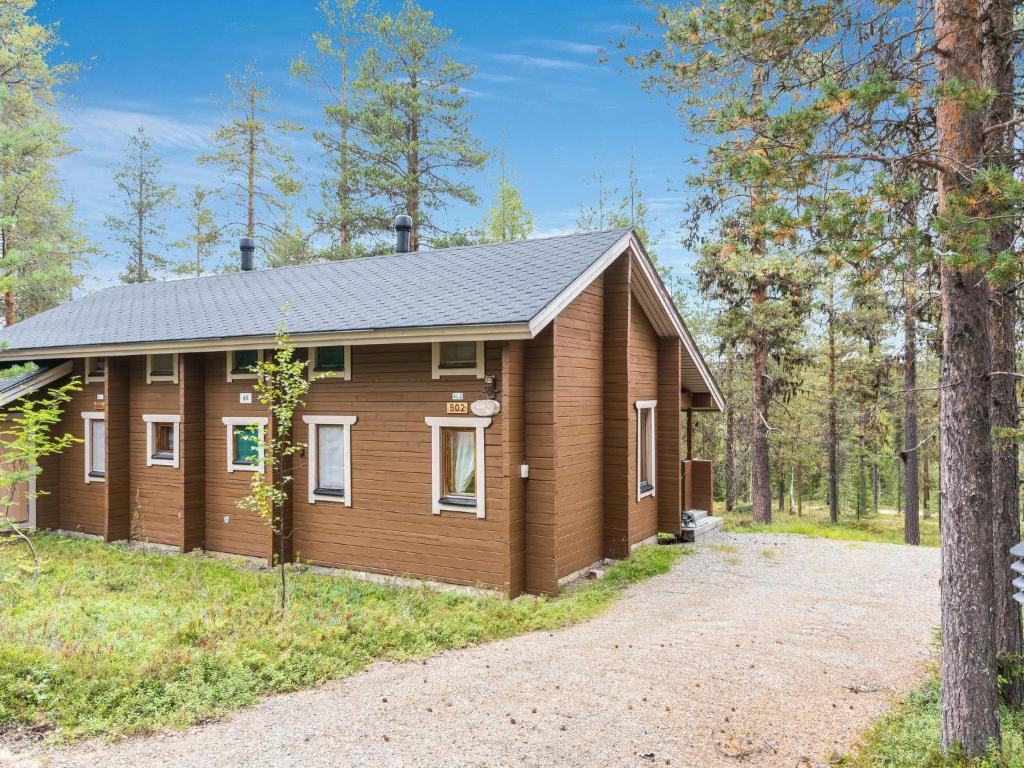 アカスロンポロにあるHoliday Home Tunturipöllö - huoneisto 902 by Interhomeの砂利の私道がある森のログキャビン
