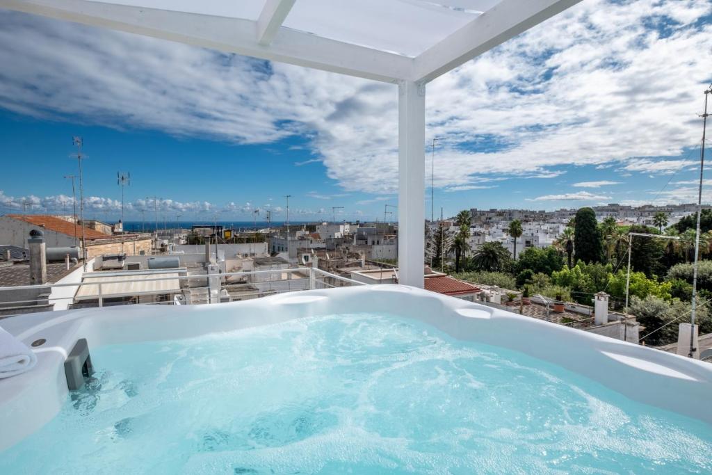 een hottub op een dak met uitzicht over de stad bij Dama Bianca Boutique Hotel Ostuni in Ostuni