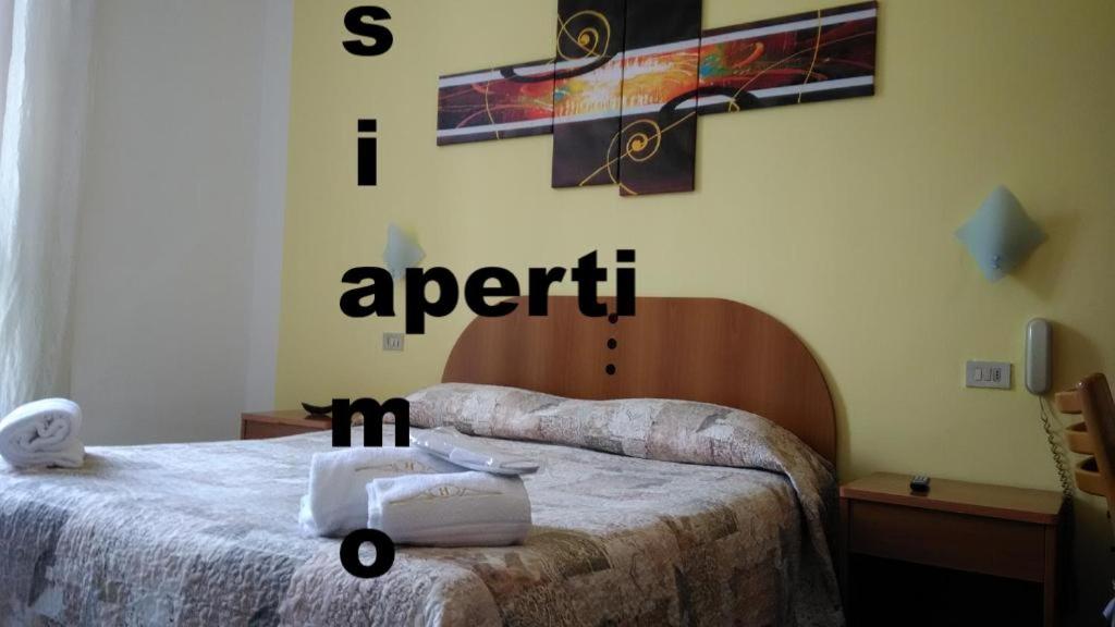 
سرير أو أسرّة في غرفة في Hotel Tirreno
