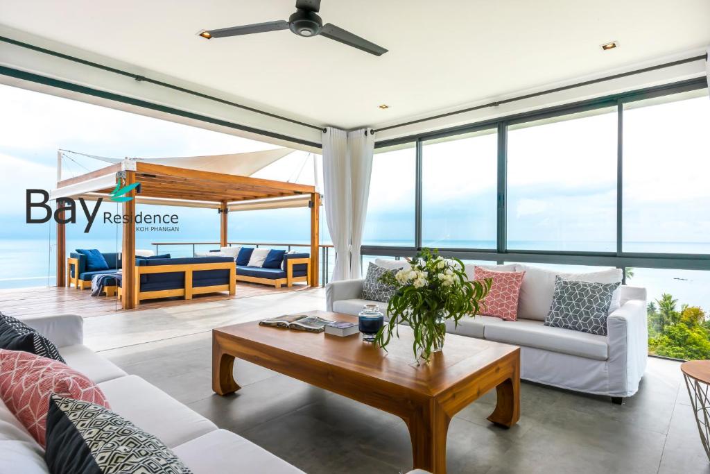Ein Sitzbereich in der Unterkunft Bay Villas Koh Phangan
