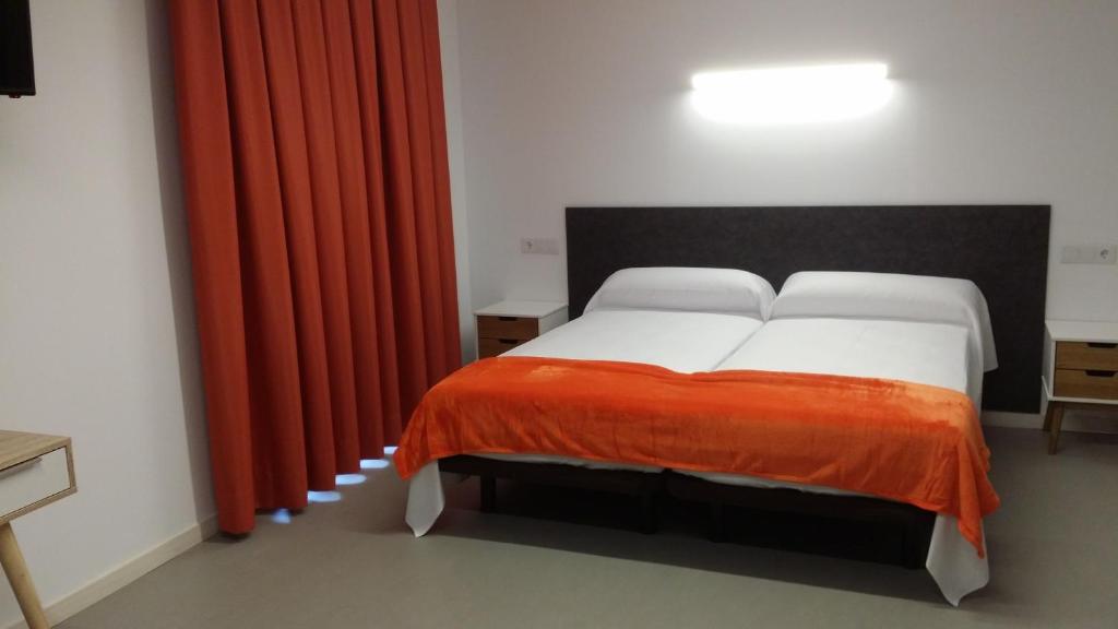 Postel nebo postele na pokoji v ubytování Epsilon Alcañiz Hotel