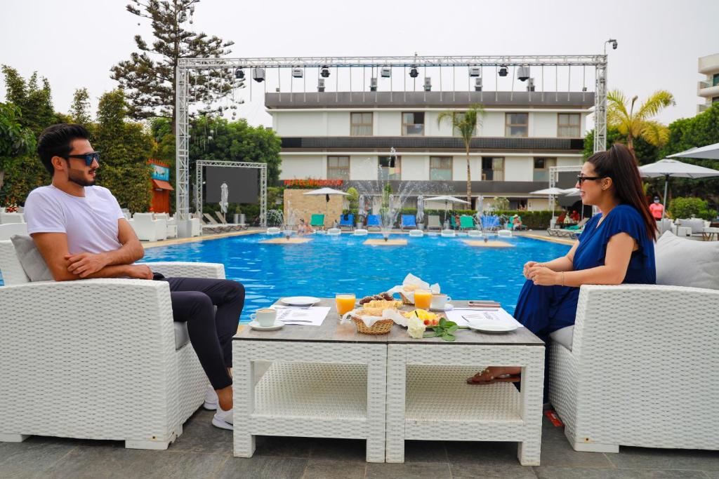 Bazén v ubytování Mabrouk Hotel and Suites- Adult only nebo v jeho okolí