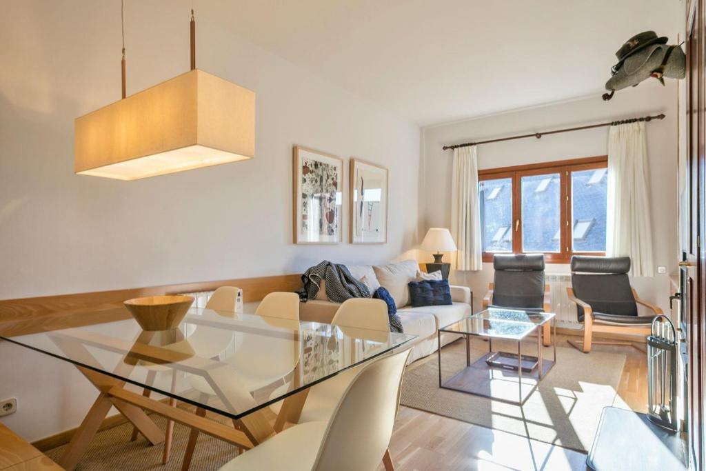 Naut AranにあるLuderna - Apartamento Tanau A1 Esquirósのリビングルーム(ガラステーブル、ソファ付)