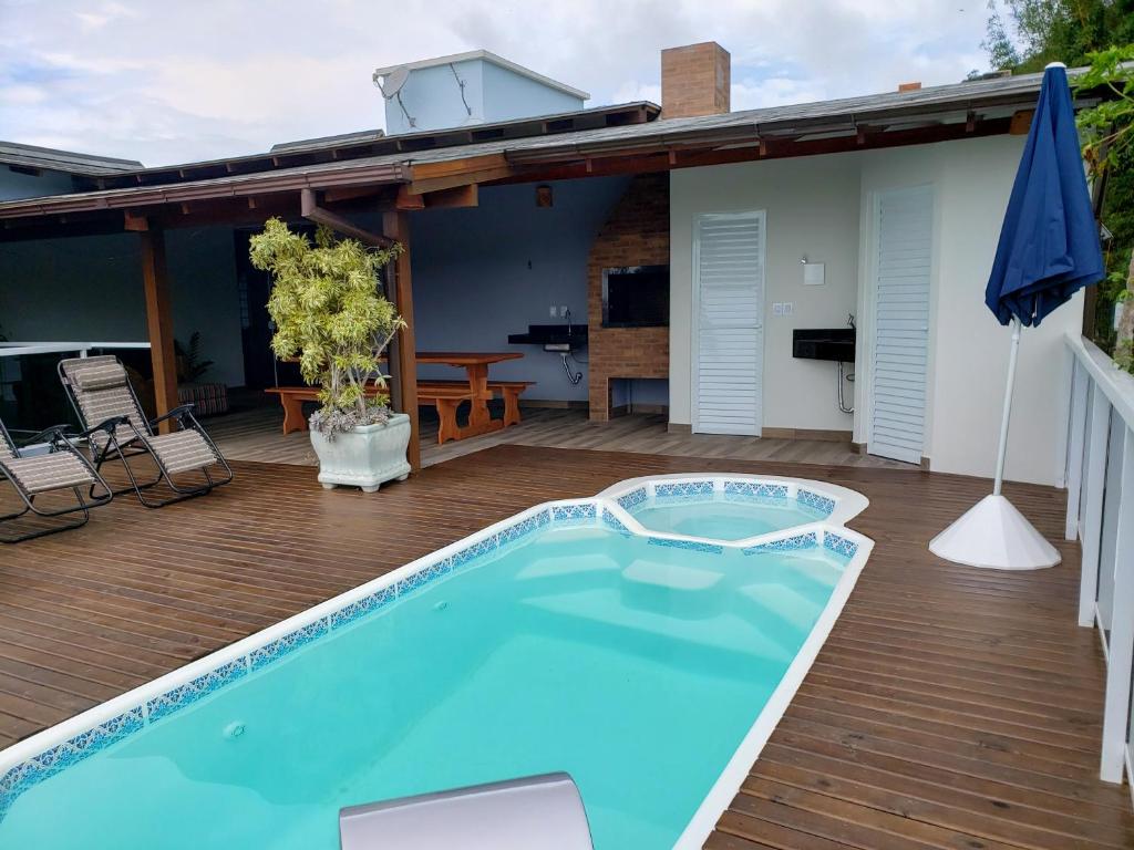 una piscina en la terraza de una casa en Casa de temporada com piscina, en Florianópolis