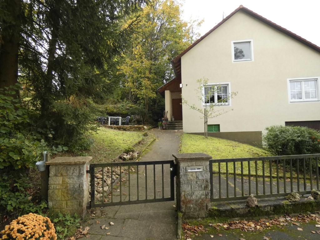 ein Tor vor einem Haus in der Unterkunft Goldener Fuchs in Moschendorf in Gößweinstein