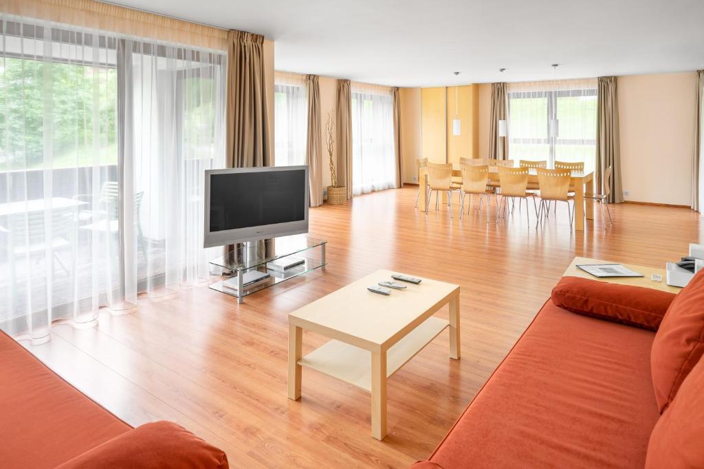 TV a/nebo společenská místnost v ubytování Bohemia Apartments