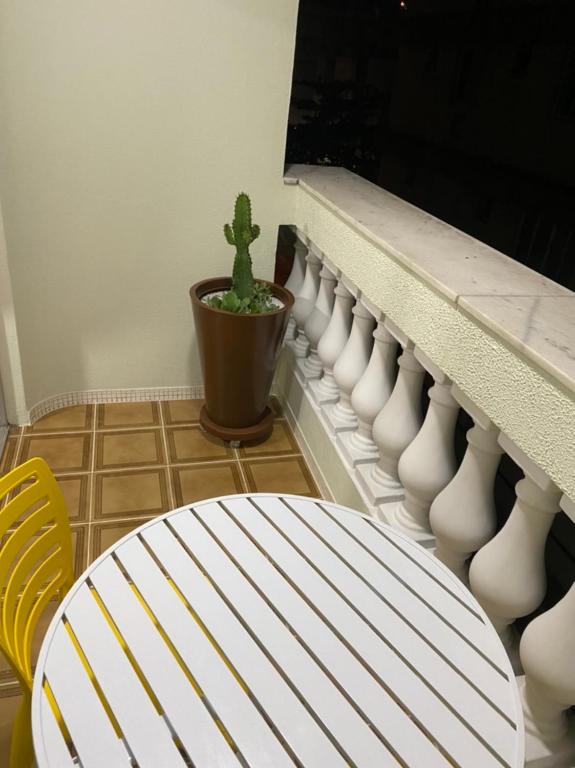  Guaruja - 2 Quartos - Ar condicionado - Varanda