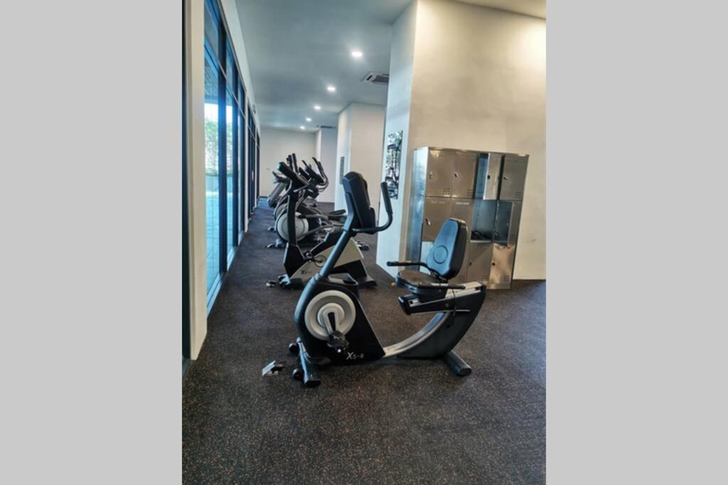 Fitness centrum a/nebo fitness zařízení v ubytování Symphony Tower Studio #9 with balcony