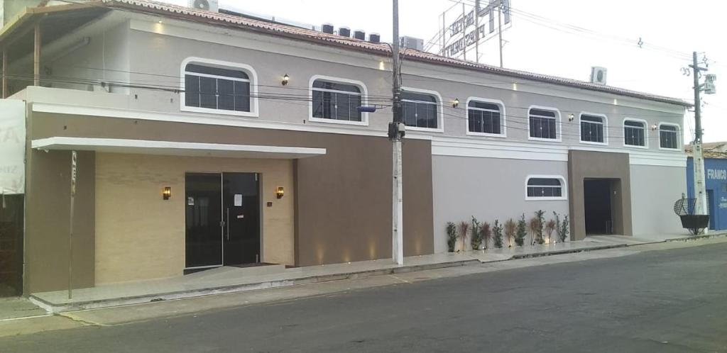 ein Gebäude an der Straßenseite in der Unterkunft Hotel Presidente in Imperatriz