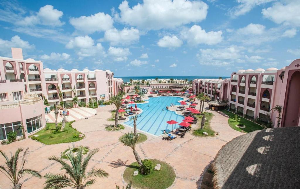 einen Luftblick auf ein Resort mit einem Pool in der Unterkunft Hotel & Club Lella Meriam in Zarzis
