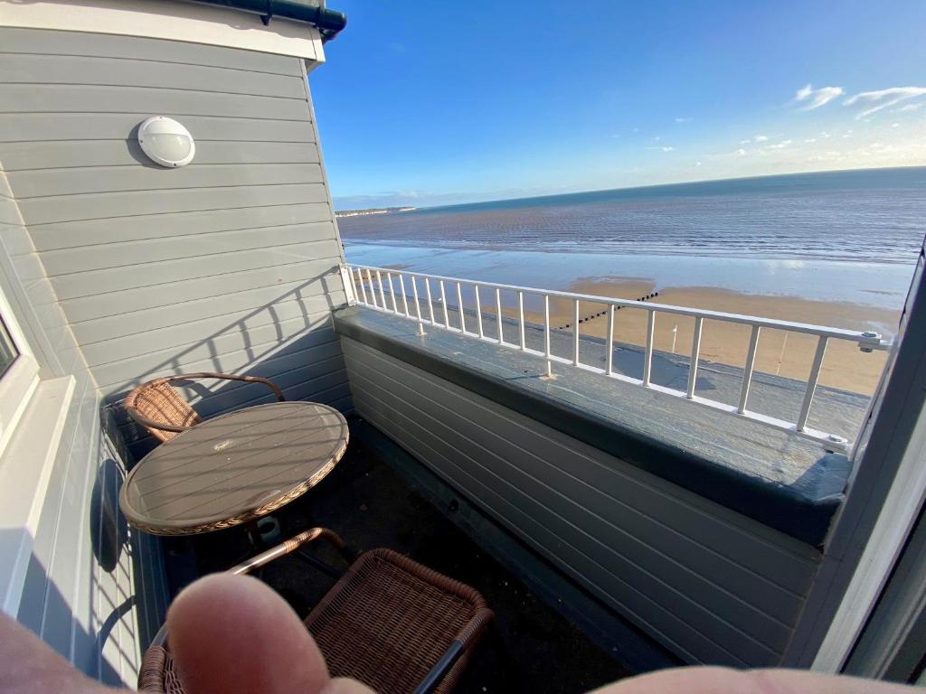 Un balcón con sillas y vistas al océano. en Bridlington Bay Apartments en Bridlington