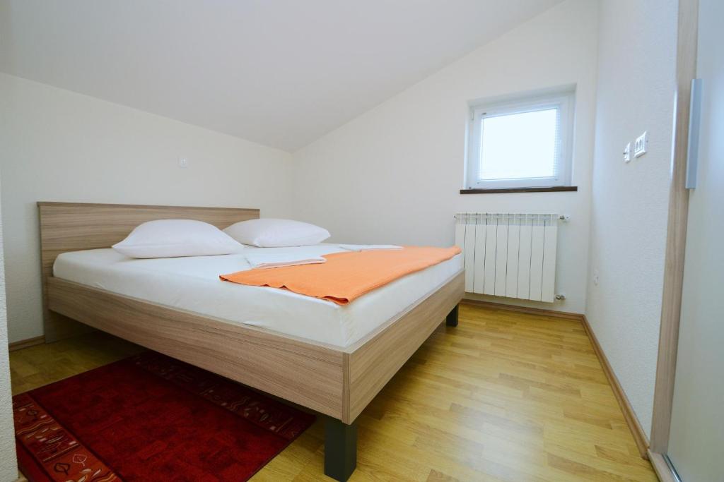 Łóżko lub łóżka w pokoju w obiekcie Apartments Rajic