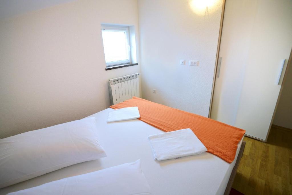 Łóżko lub łóżka w pokoju w obiekcie Apartments Rajic